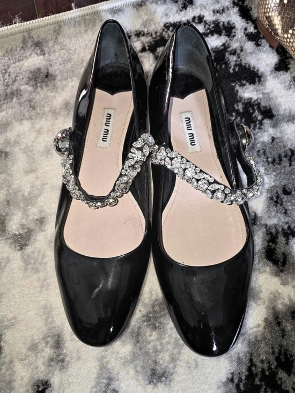 Miu Crystal-Embellished Patent Leather Pumps Black EU 39